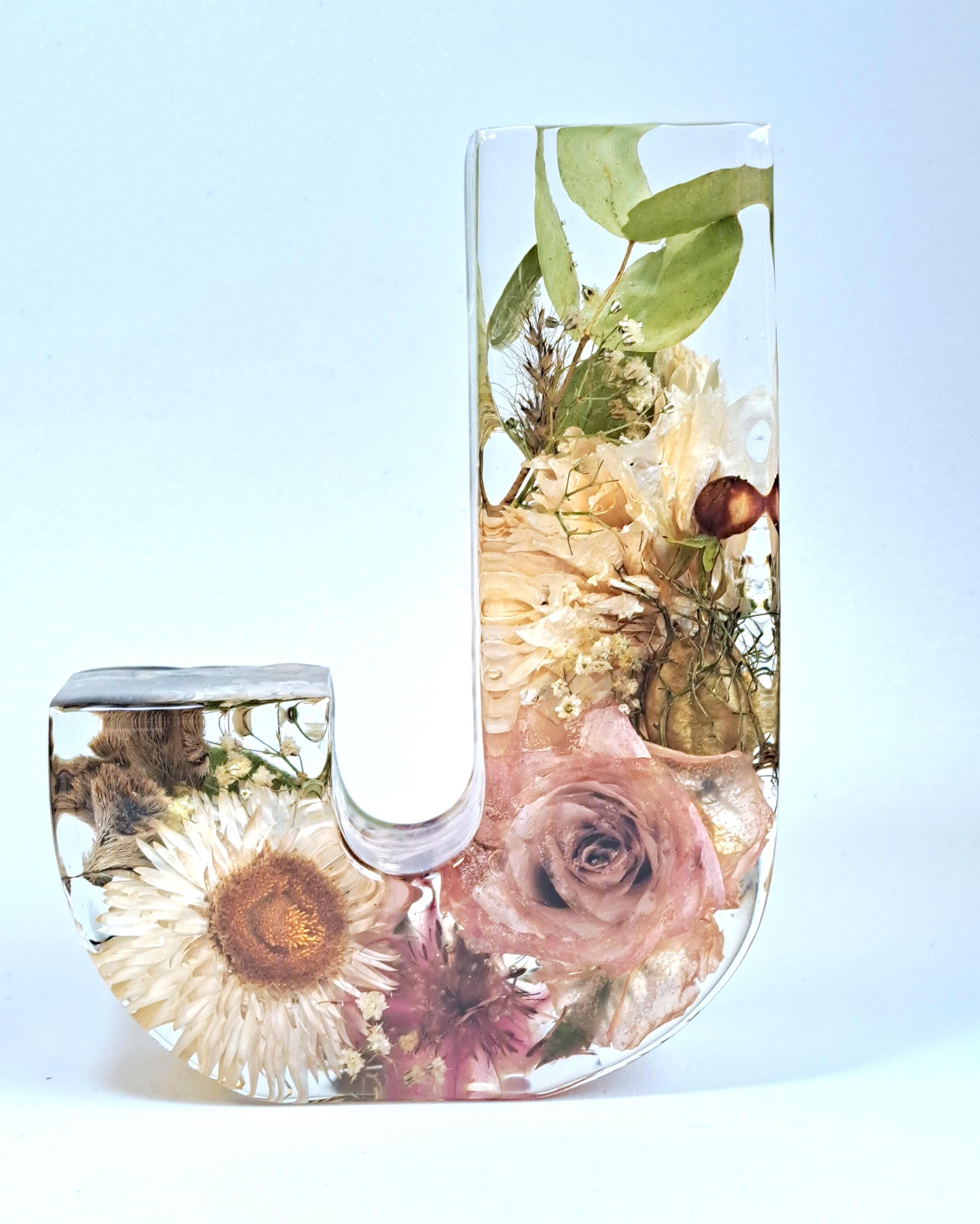 Buchstabe J aus klarem Epoxidharz mit eingearbeiteten, getrockneten Blumen aus einem Brautstrauss. Wunderschöne und emotionale Geschenkidee für Brauteltern und Schwiegereltern.