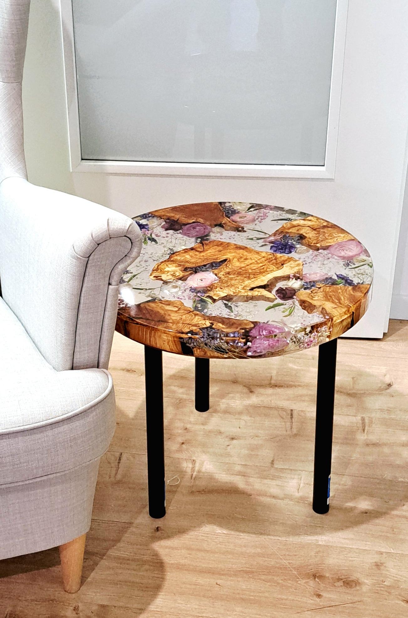 Beistelltisch aus transparentem Epoxidharz mit eingegossenem Holz und Blüten aus dem eigenen Brautstrauß. 