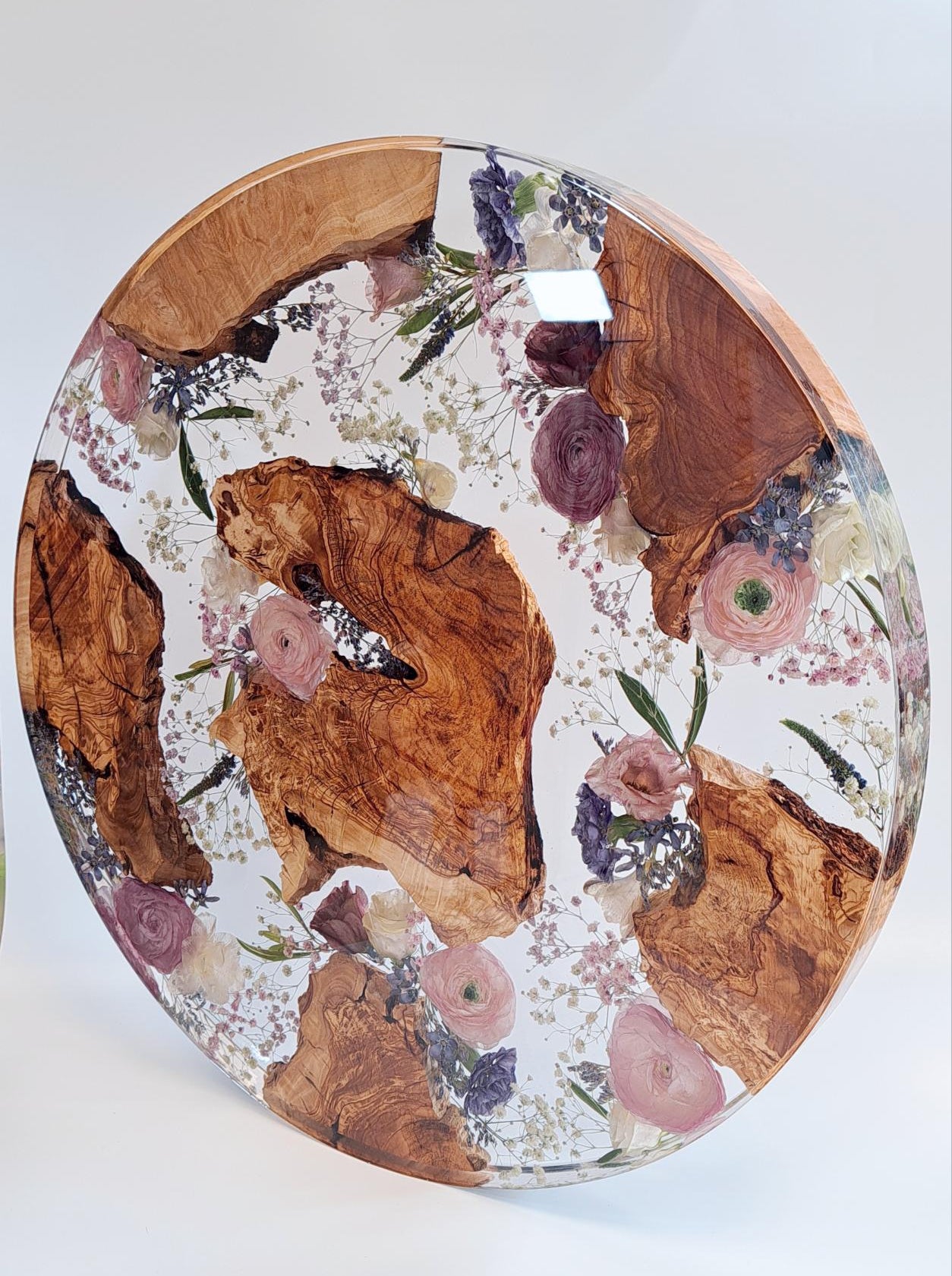 Transparente Tischplatte mit Olivenholz und Blumen aus dem eigenen Brautstrauß. Durchmesser ca. 50 cm.