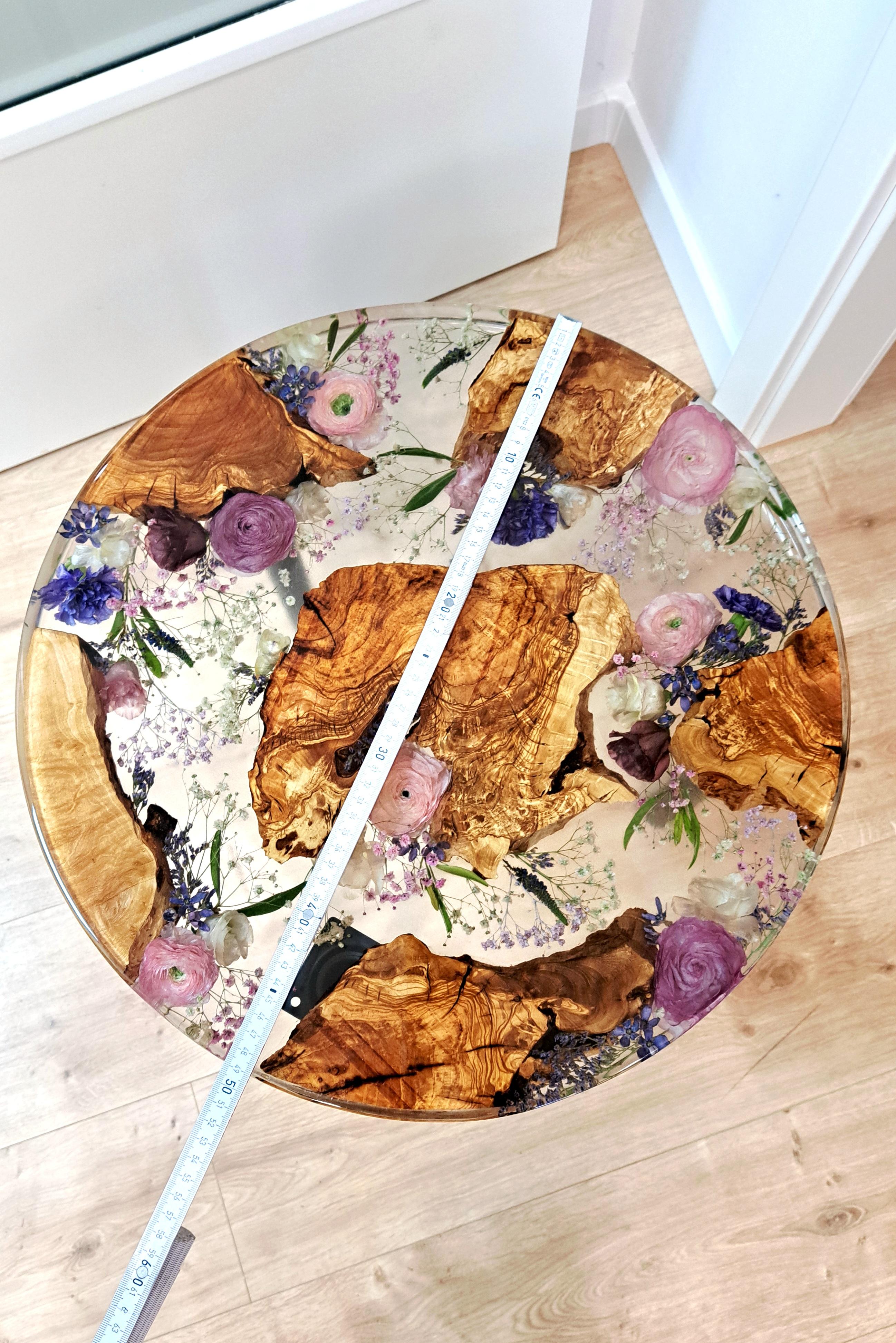 Tischplatte aus klarem Epoxidharz mit eingegossenem Olivenholz und Blumen. 